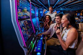 Pengguna melihat loyalitas l120 lewat ponsel